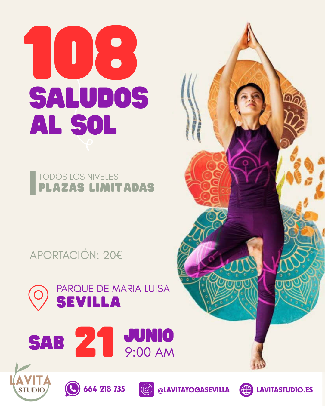 Persona realizando una asana de yoga al aire libre en el Parque de María Luisa, Sevilla, durante la práctica de 108 saludos al sol para el solsticio de verano.
